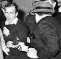 Jack Ruby dispara sobre Lee H. Oswald, presunto asesino del presidente Kennedy