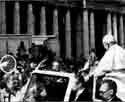 La mano armada de Ali Agca, rodeada por un círculo, apunta al papa Juan Pablo II