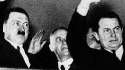 Adolf Hitler y Hermann Göring saludan a sus partidarios tras el nombramiento del primero como canciller