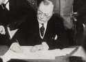 El primer ministro rumano, Alexandru Marghiloman, firma el Tratado de Paz de Bucarest