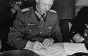 El general alemán Alfred Jodl firma la capitulación de la Wehrmacht