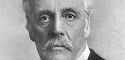 El conde Arthur James Balfour, político británico, junto al texto de su declaración