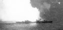 El destructor japonés Akizuki ardiendo tras la batalla del golfo de Leyte