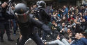 Cargas en calle Sardenya con Diputació tras el desalojo de la escuela Ramón Llull. Foto: Robert Bonet.