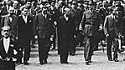 El general Charles de Gaulle y su séquito desfilan por París tras la liberación de la ciudad