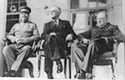 Sentados, de izquierda a derecha, los participantes en la conferencia de Teherán: Josif Stalin, Franklin Delano Roosevelt y Winston Churchill