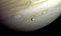 Imagen de Júpiter y su satélite Io tomada desde la sonda Voyager 2