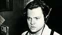 El cineasta norteamericano Orson Welles ante los micrófonos de la radio