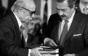 Ernesto Sábato entrega a Raúl Alfonsín el informe de la CONADEP