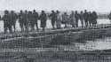 Las tropas japonesas cruzan el rio Yalu