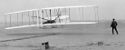 El primer vuelo en avión tripulado, con Orville Wright a los mandos y Wilbur Wright en tierra