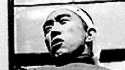 El escritor japonés Yukio Mishima arenga a los soldados desde un balcón del campamento Ichigaya poco antes de su suicidio